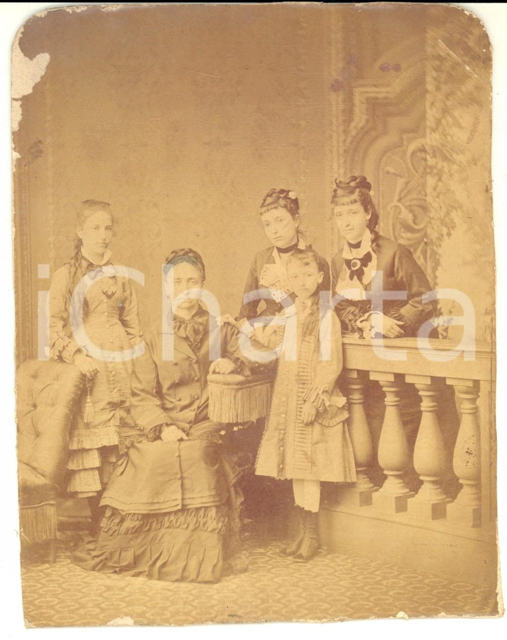 1890 ca ITALIA Ritratto di una nobildonna con le figlie *Foto VINTAGE 13x16 cm Fotografia d'epoca, su cartoncino morbido. CONDIZIONI: FAIR (minime abrasioni e lieve umidit&agrave; marginale)FORMATO: 13x16 cm    originale e autentica 1