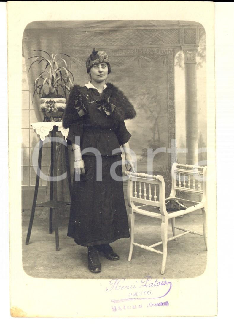 1916 MAICHE (DOUBS) Ritratto di donna con stola in pelliccia - Foto Henri PATOIS