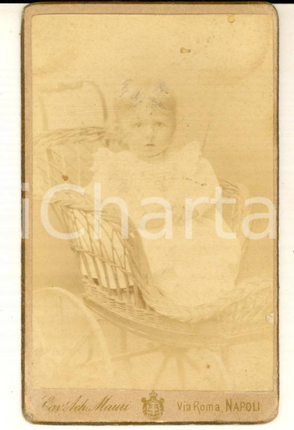 1880 ca NAPOLI Ritratto di bambina su carrozzina in vimini - Foto Achille MAURI