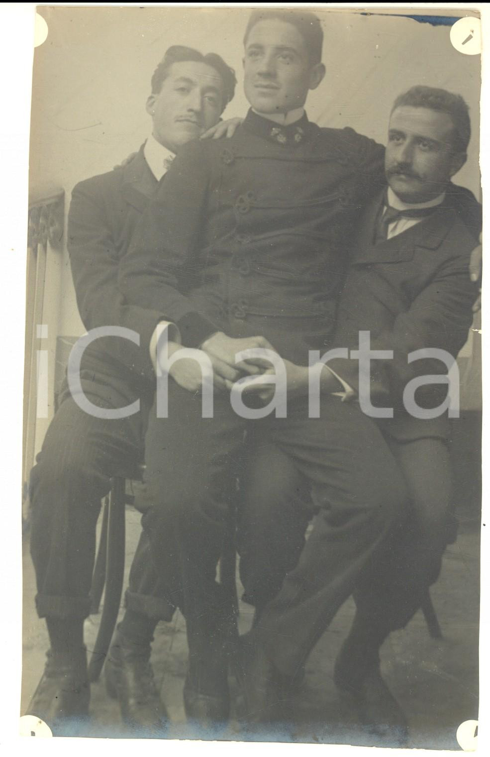 1905 ROMA Ritratto di tre amici seduti e abbracciati - Foto ARTISTICA 12x17 cm