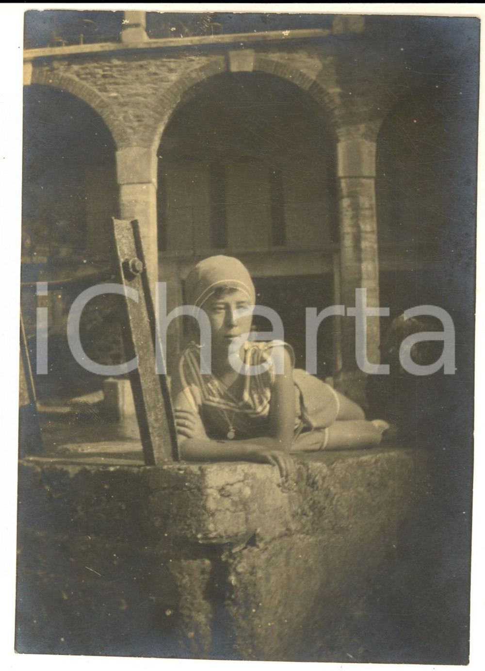 1910 ca ITALIA Ritratto di giovane donna presso il pozzo di un monastero - Foto 