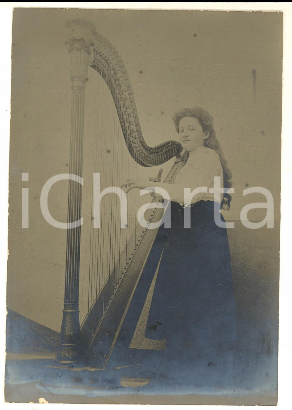 1909 ITALIA Ritratto di giovane suonatrice d'arpa - Foto ARTISTICA 12x17 cm Fotografia d'epoca con didascalia manoscritta coeva al verso. CONDIZIONI: GFORMATO: 12x17 cm    originale e autentica 1