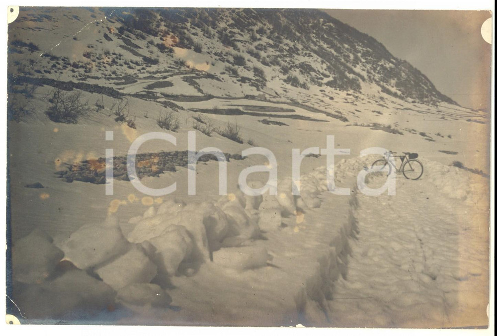 1906 MONTE BOVE Panorama con bicicletta nella neve - Foto DANNEGGIATA 17x12 Fotografia d'epoca con didascalia manoscritta coeva al verso. CONDIZIONI: poor (aloni)FORMATO: 17x12 cm    originale e autentica 1