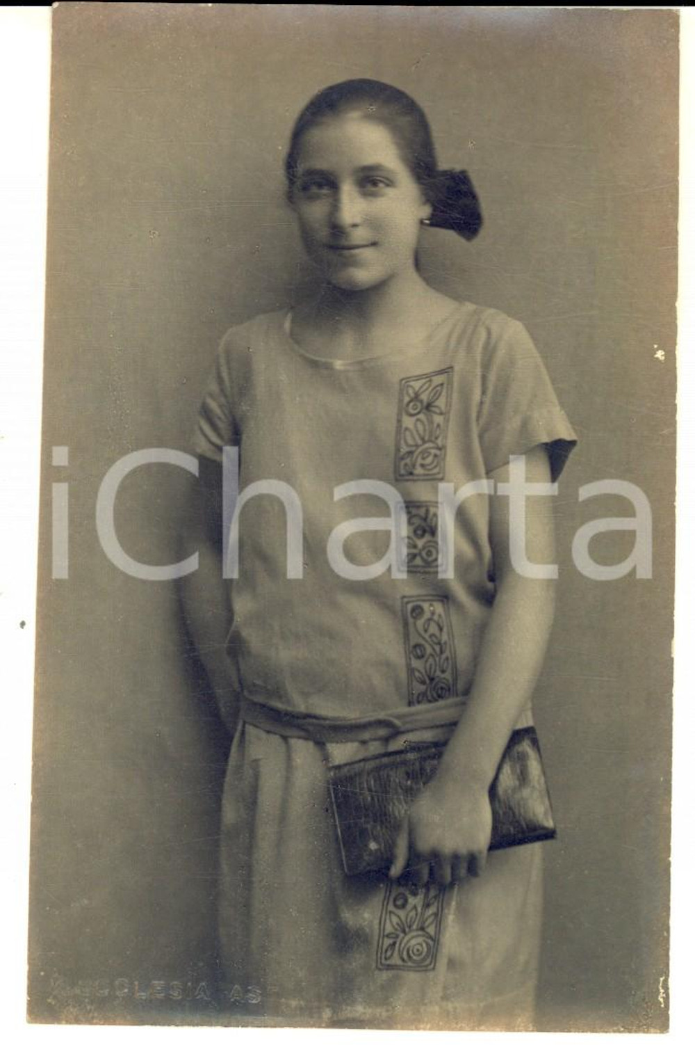 1920 ca ASTI Ritratto di adolescente con la borsetta - Foto Vittorio ECCLESIA