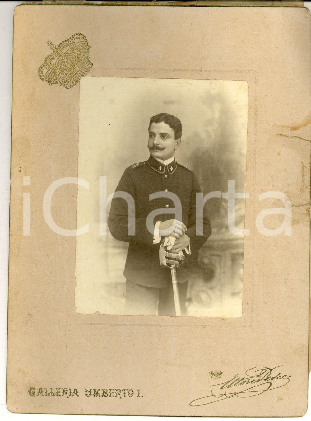 1905 NAPOLI Ritratto dell'ufficiale Francesco Saverio ROSSINI *Foto Ettore PESCE  Fotografia d'epoca, su cartoncino rigido, con dedica al verso.  AUTORE: Foto Ettore Pesce - Napoli, Galleria Umberto I  FORMATO: 17x24 cm  CONDIZIONI: FAIR (macchie e piegature al lato destro)     originale e autentica 1