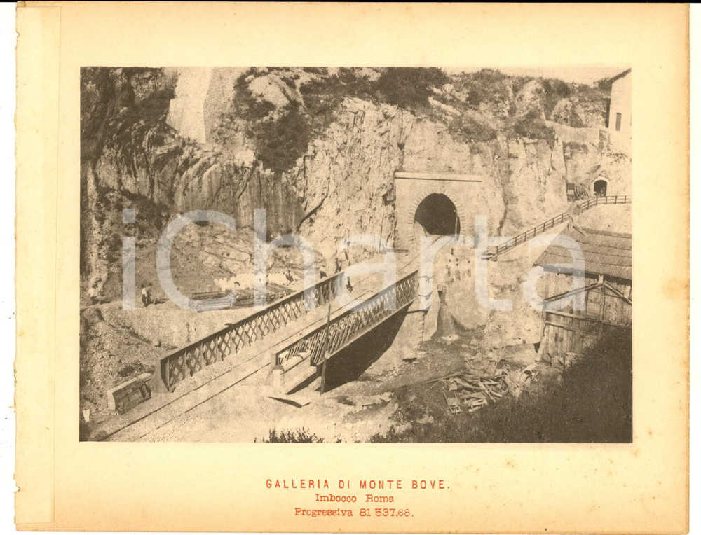 1888 Ferrovia ROMA-SULMONA Galleria MONTE BOVE in costruzione - Imbocco ROMA Stampa d'epoca, su cartoncino.CONDIZIONI: G (ma lieve residuo cartaceo al margine sinistro)FORMATO: 20x16 cm    originale e autentica 1