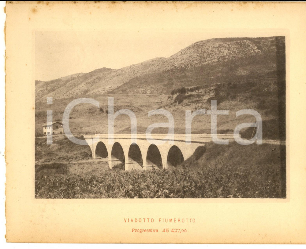 1888 Ferrovia ROMA-SULMONA - Veduta del viadotto FIUMEROTTO - Stampa 20x16 cm Stampa d'epoca, su cartoncino.CONDIZIONI: G (ma  residui cartacei al verso e minime fioriture al margine superiore)    originale e autentica 1