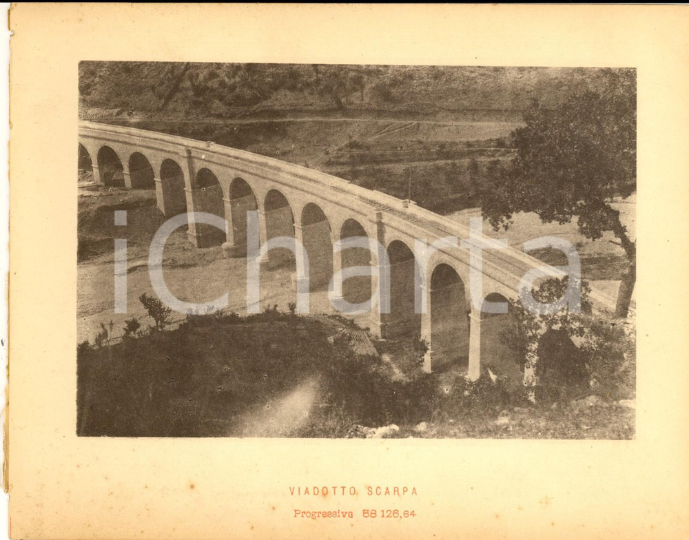 1888 Ferrovia ROMA-SULMONA - Veduta del viadotto SCARPA - Stampa 20x16 cm Stampa d'epoca, su cartoncino.CONDIZIONI: G (ma lievi abrasioni marginali al verso e minime fioriture)    originale e autentica 1