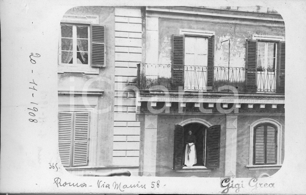 1908 ROMA VIA MANIN 58 Donna in piedi sul davanzale di una finestra *Cartolina