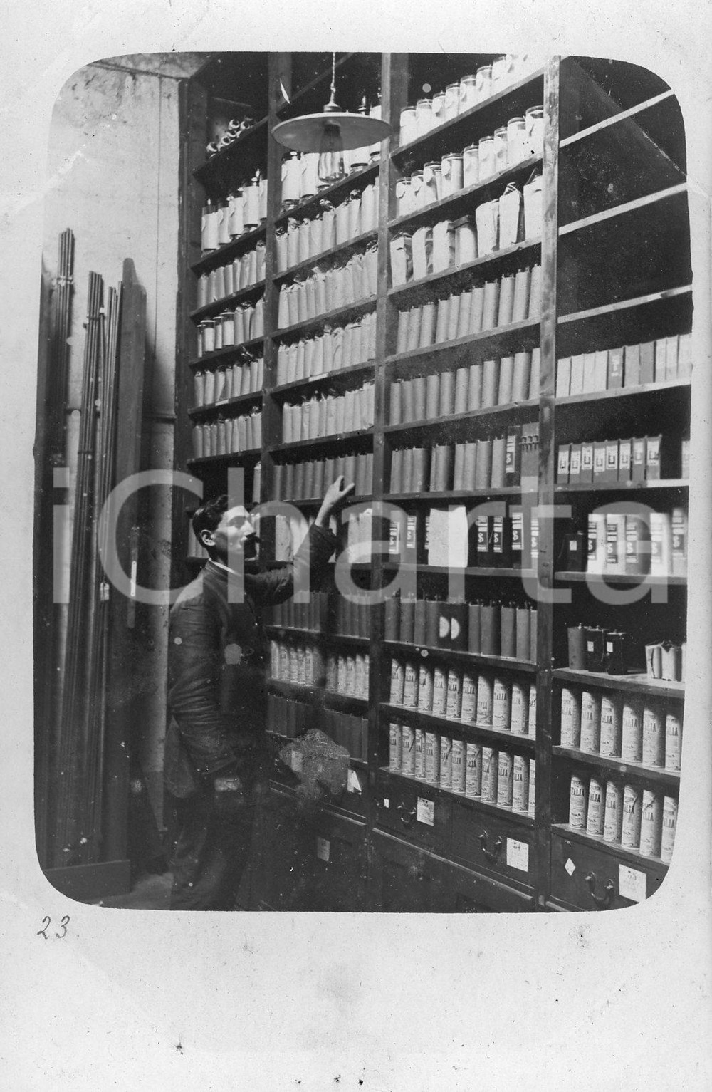 1915 ROMA Fratelli Spierer Pile Elettriche *Il magazziniere nel deposito