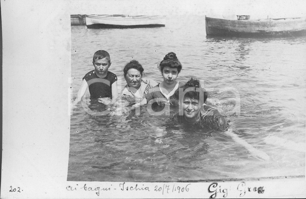 1906 ISCHIA Gruppetto di bagnanti al mare *Fotocartolina