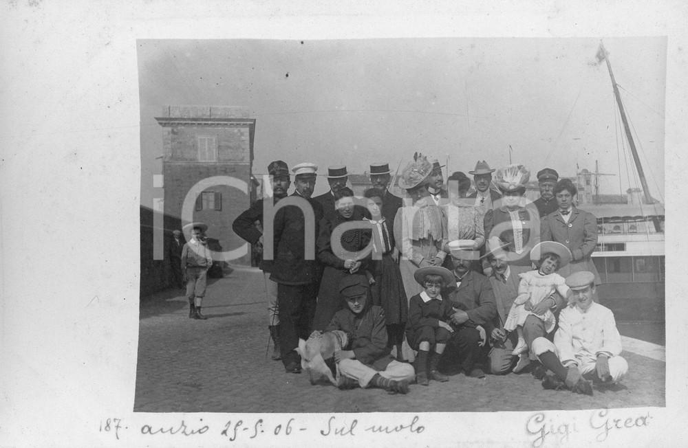 Fotografia d epoca originale 1906 ANZIO Gruppo di persone ritratte sul molo Fotocartolina 1
