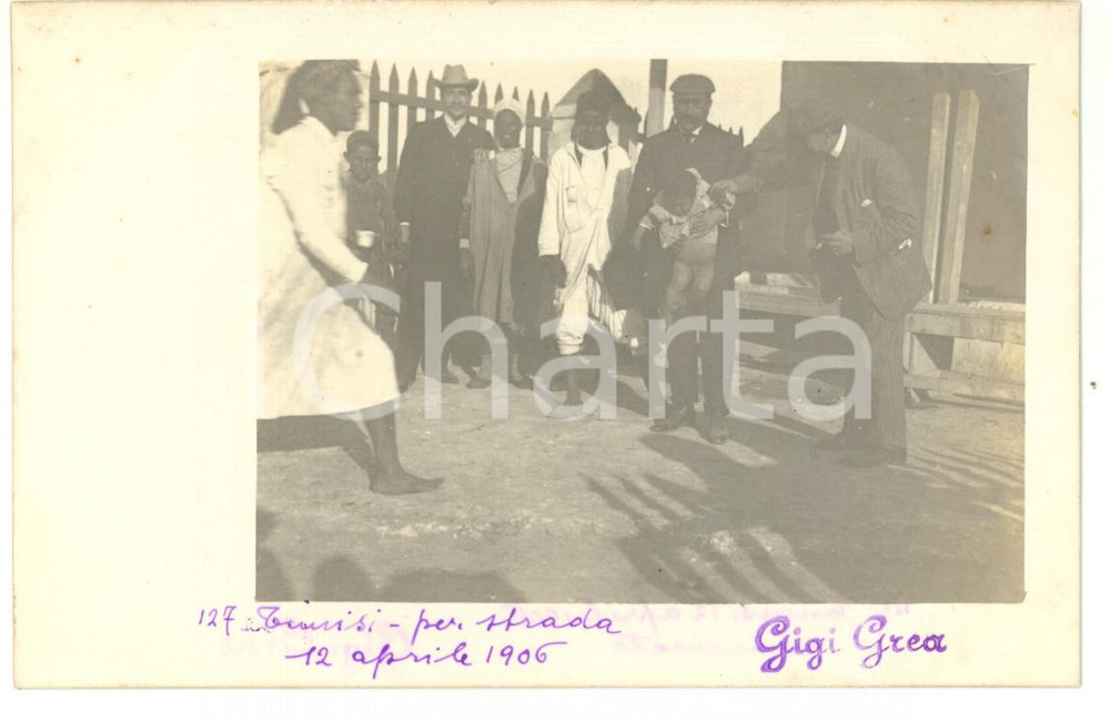 1906 TUNISI - COSTUME Turisti posano con una famiglia locale *Fotocartolina