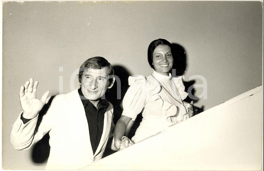 1970 ca COSTUME ITALIA Renato RASCEL con la moglie Giuditta SALTARINI Foto 30x20 Fotografia di agenzia. CONDIZIONI: FAIR (lievi macchie in trasparenza e piegatura al lato destro)FORMATO: 30x20 cm    originale e autentica 1