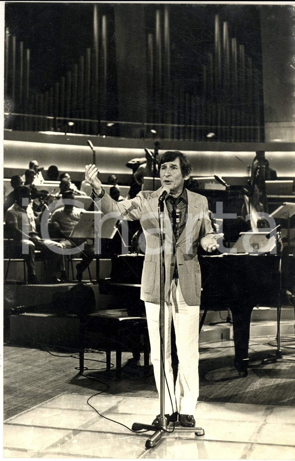 1970 ca COSTUME ITALIA Renato RASCEL durante un'esibizione *Foto 20x30 cm Fotografia di agenzia. CONDIZIONI: GFORMATO: 20x30 cm    originale e autentica 1