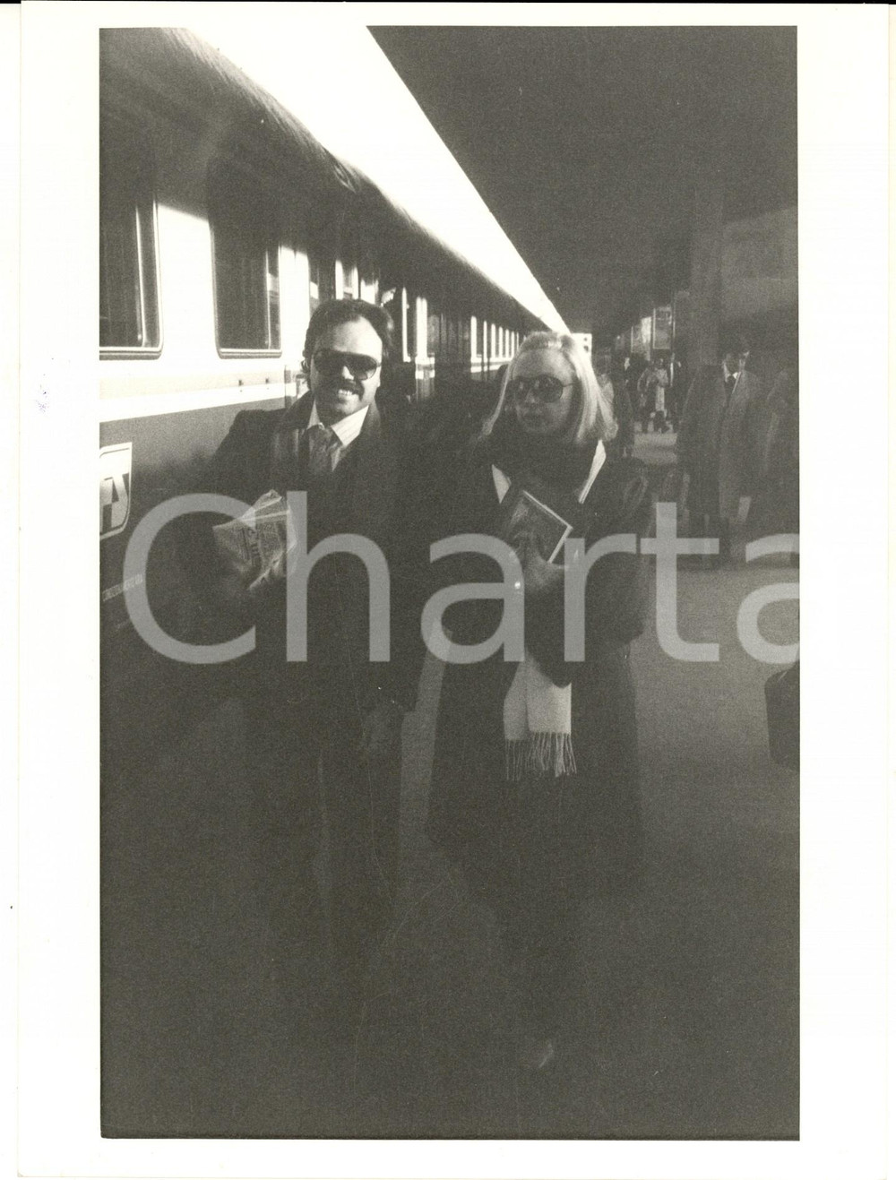 1980 ca COSTUME Sergio JAPINO e Raffaella CARRA' alla stazione *Foto 18x24 cm Fotografia di agenzia. CONDIZIONI: GFORMATO: 18x24 cm    originale e autentica 1