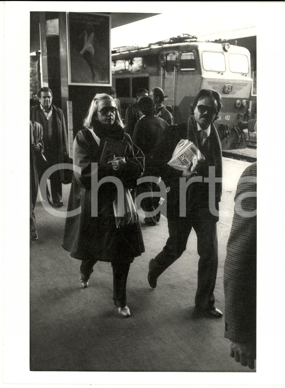 1980 ca COSTUME Sergio JAPINO e Raffaella CARRA' alla stazione *Foto 18x24