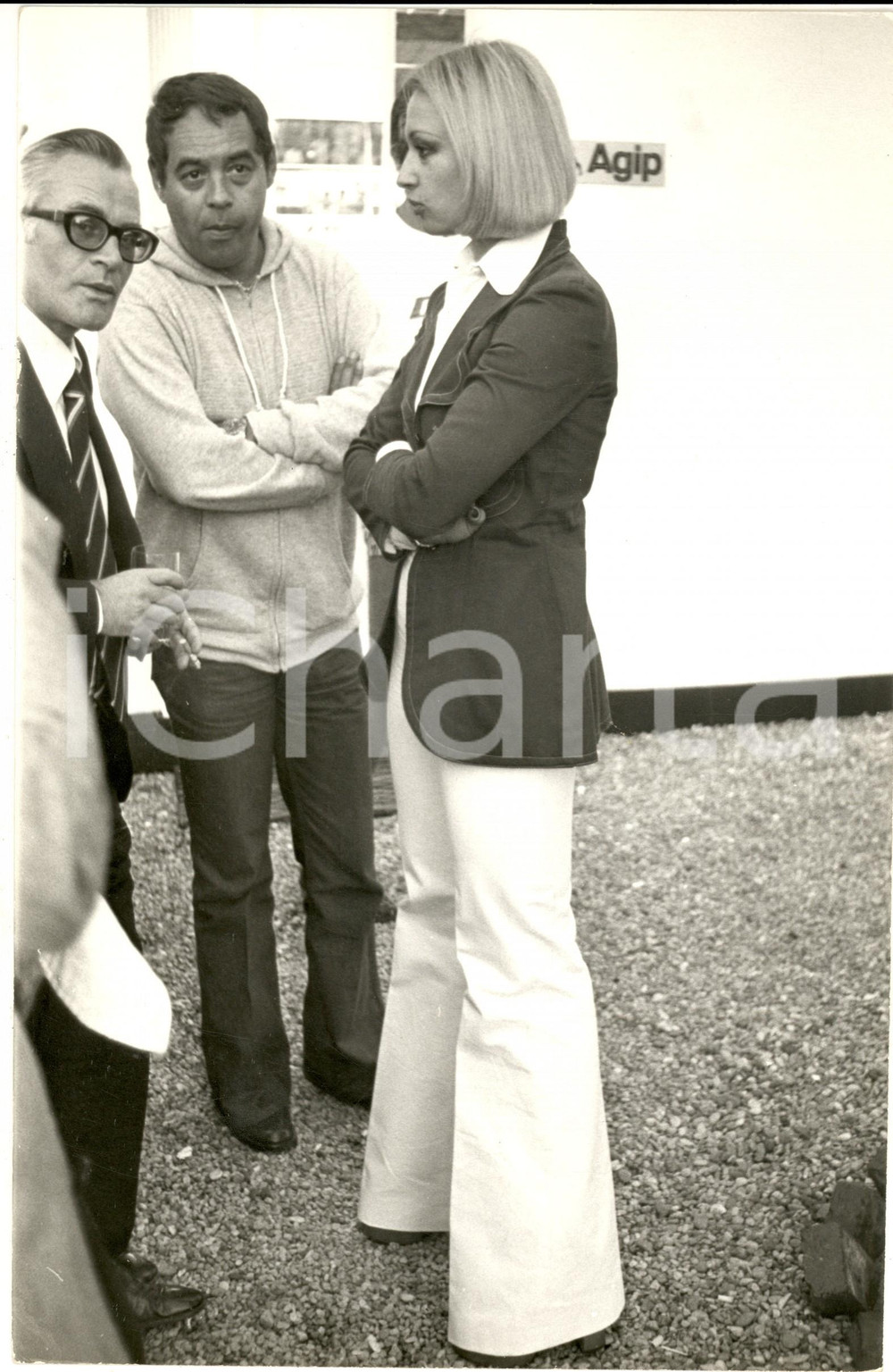 1970 ca MONZA Raffaella CARRA' e uil fidanzato Gianni BONCOMPAGNI - Foto Fotografia di agenzia. CONDIZIONI: FAIR (piegatura al lato destro)FORMATO: 20x30 cm    originale e autentica 1