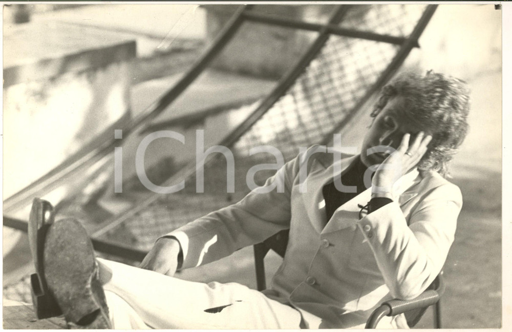 1970 ca MUSICA Ritratto del cantante francese CHRISTOPHE sdraiato *Foto 30x20 cm Fotografia di agenzia. CONDIZIONI: G FORMATO: 30x20 cm    originale e autentica 1