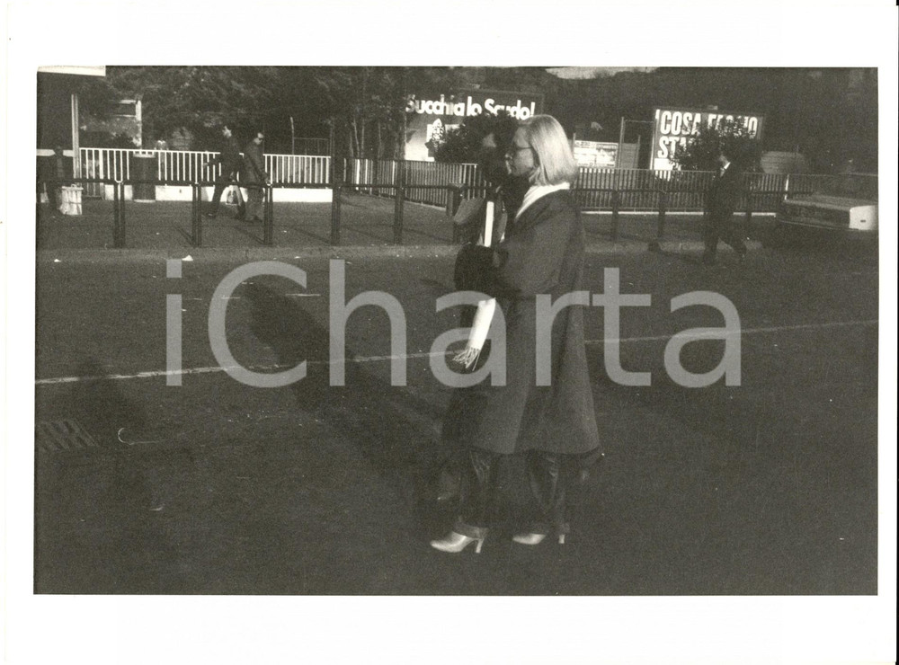 1980 ca COSTUME ITALIA Ritratto di Raffaella CARRA' a passeggio *Foto 24x18 cm