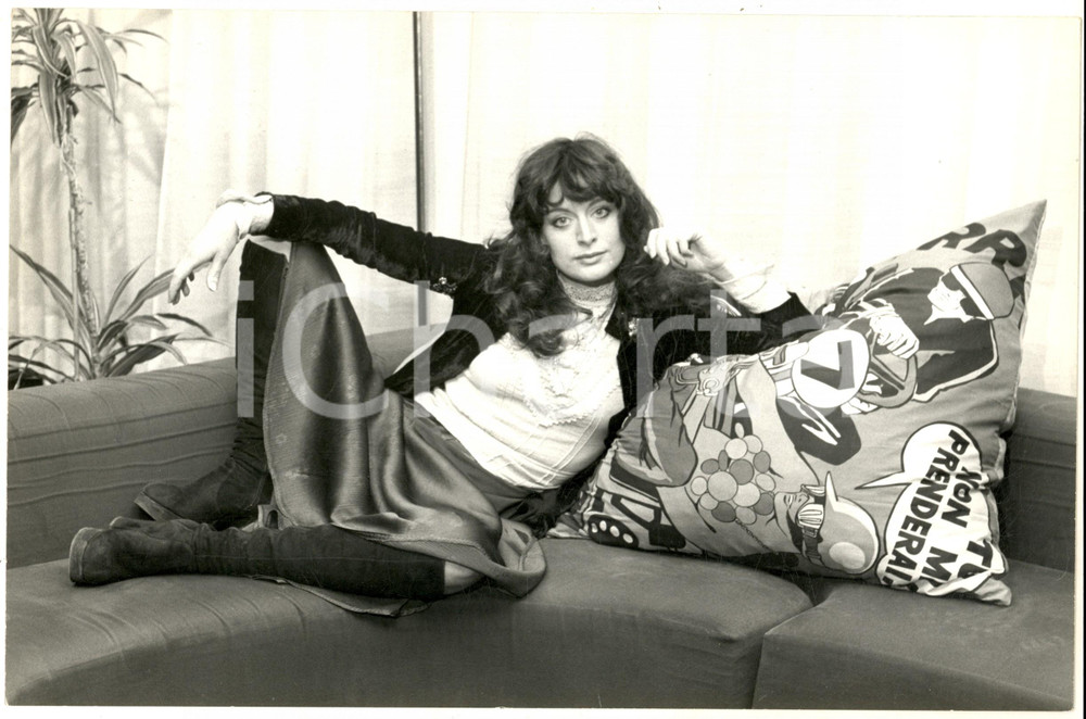 1975 ca COSTUME ITALIA Ritratto di Livia CERINI sul divano - Foto 31x20 cm Fotografia di agenzia. CONDIZIONI: G FORMATO: 31x20 cm    originale e autentica 1