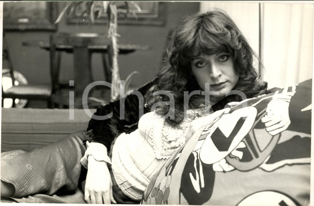 1975 ca COSTUME ITALIA Ritratto di Livia CERINI sdraiata - Foto 31x20 cm Fotografia di agenzia. CONDIZIONI: G (ma lievi piegature)FORMATO: 31x20 cm    originale e autentica 1