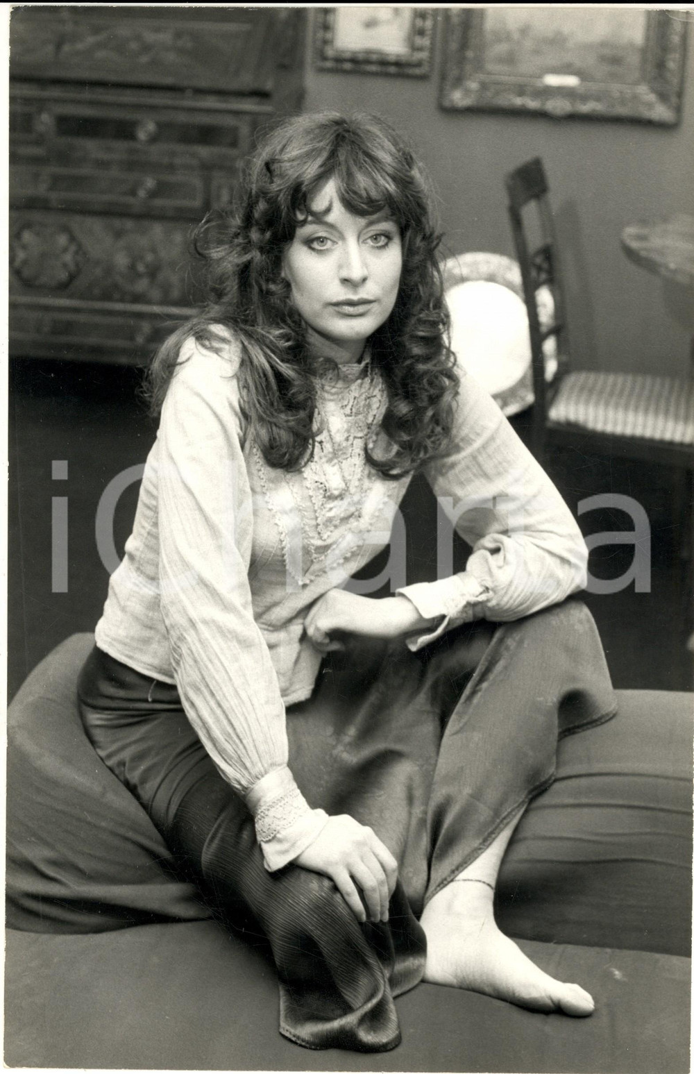 1975 ca COSTUME ITALIA Ritratto dell' attrice Livia CERINI seduta - Foto 20x30 Fotografia di agenzia. CONDIZIONI: G FORMATO: 20x30 cm    originale e autentica 1