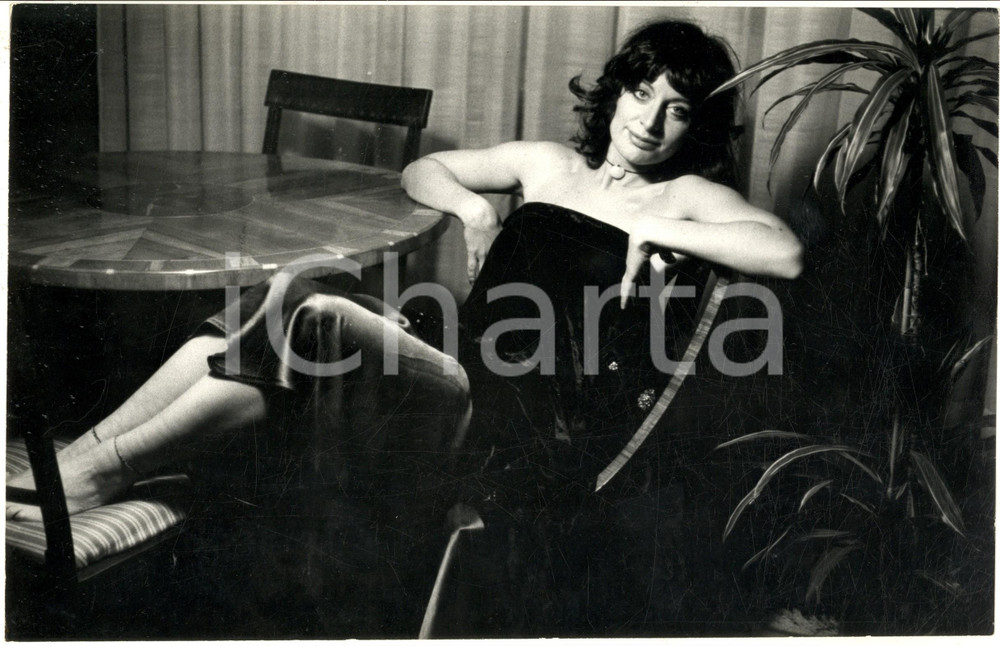 1975 ca COSTUME ITALIA Ritratto di Livia CERINI in salotto - Foto 31x20 cm Fotografia di agenzia. CONDIZIONI: G FORMATO: 31x20 cm    originale e autentica 1