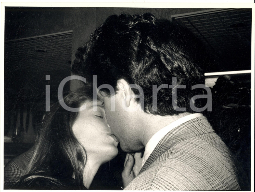 1990 ca GOSSIP USA Bacio tra Marla HANSON e Jay McINERNEY - Foto 28x21 cm Fotografia di agenzia. CONDIZIONI: G     originale e autentica 1