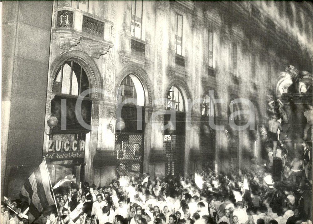 1978 MILANO MONDIALI CALCIO Folla in strada - Foto ARTISTICA 31x24 cm