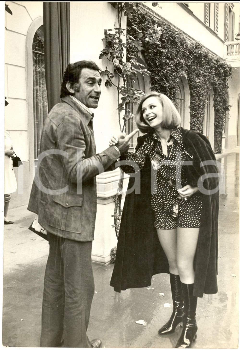 1970 ca COSTUME ITALIA Raffaella CARRA' con Alberto LUPO - Fotografia 20x30 Fotografia di agenzia. CONDIZIONI: GFORMATO: 20x30 cm    originale e autentica 1