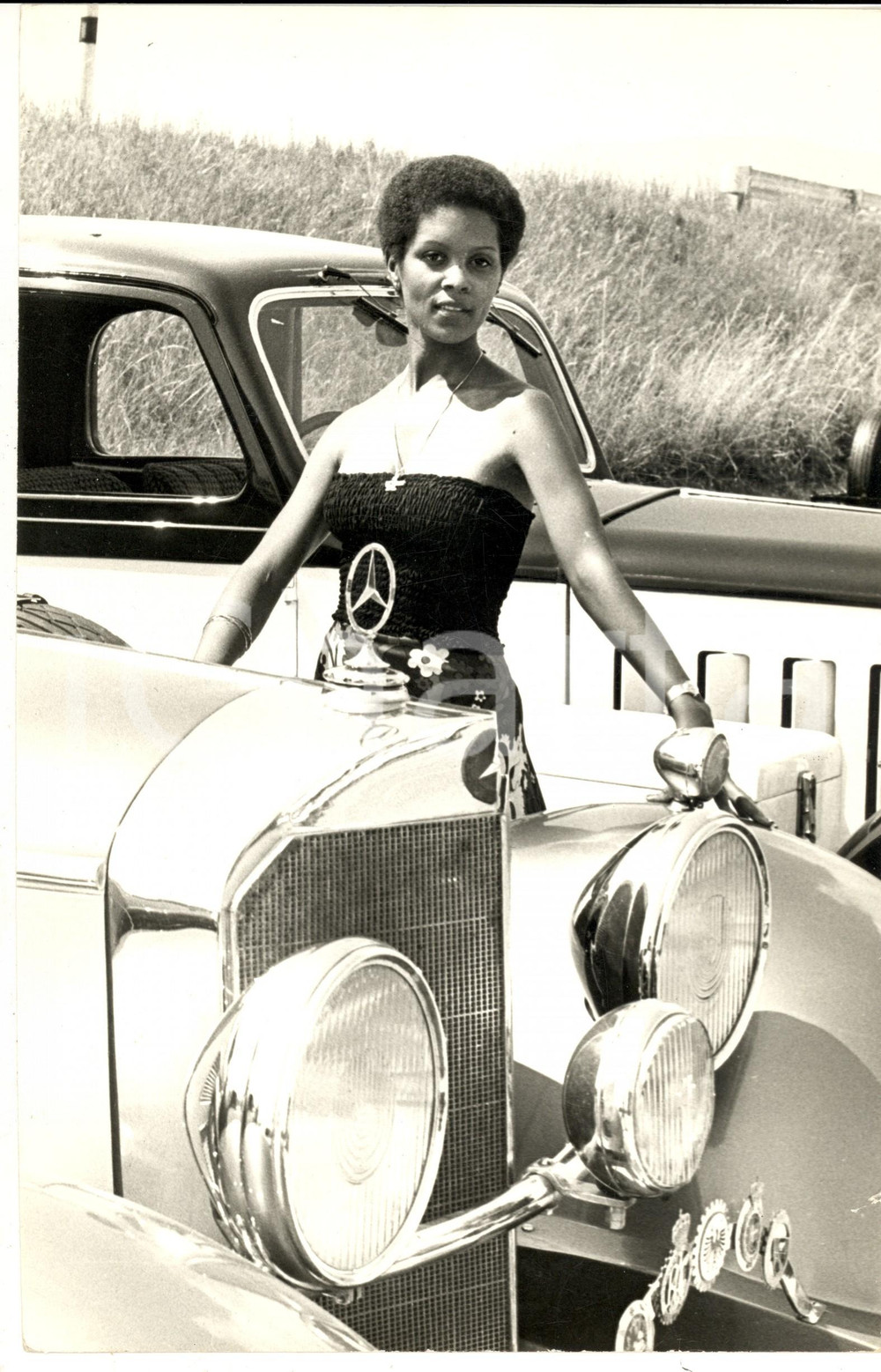 Fotografia d epoca originale 1975 ca CINEMA Ritratto dell attrice Jean BELL con automobile  Foto 20x30 cm 1