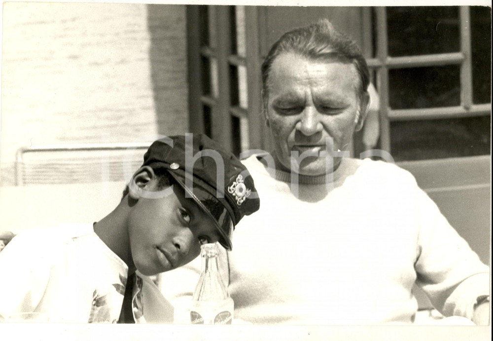 1975 ca COSTUME Richard BURTON con il figlio di Jean BELL *Foto 30x20 cm Fotografia d'epoca. CONDIZIONI: G FORMATO: 30x20 cm      originale e autentica 1