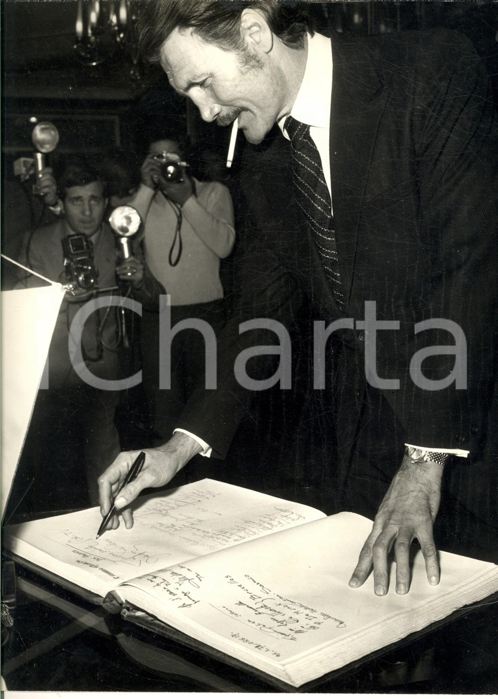 1972 MILANO Attore Jack PALANCE in visita firma registro presenze - Foto 24x30