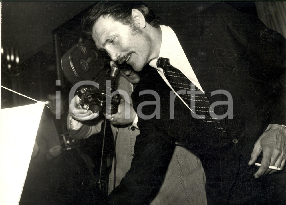 1972 MILANO Attore Jack PALANCE tra i paparazzi - Fotografia 30x24 cm