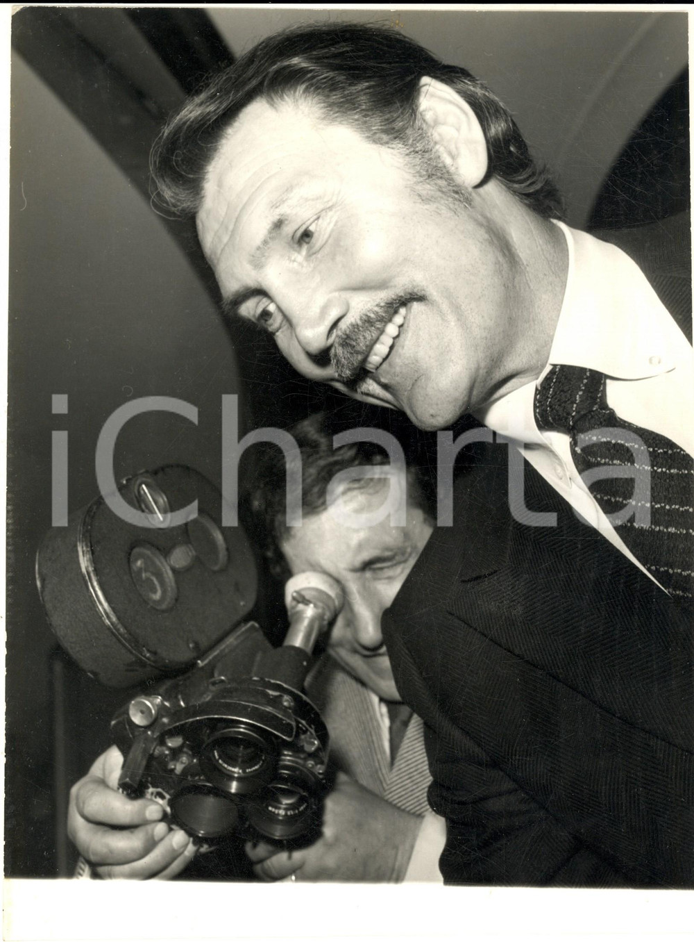 1972 MILANO Attore Jack PALANCE tra i paparazzi - Fotografia 21x28 cm