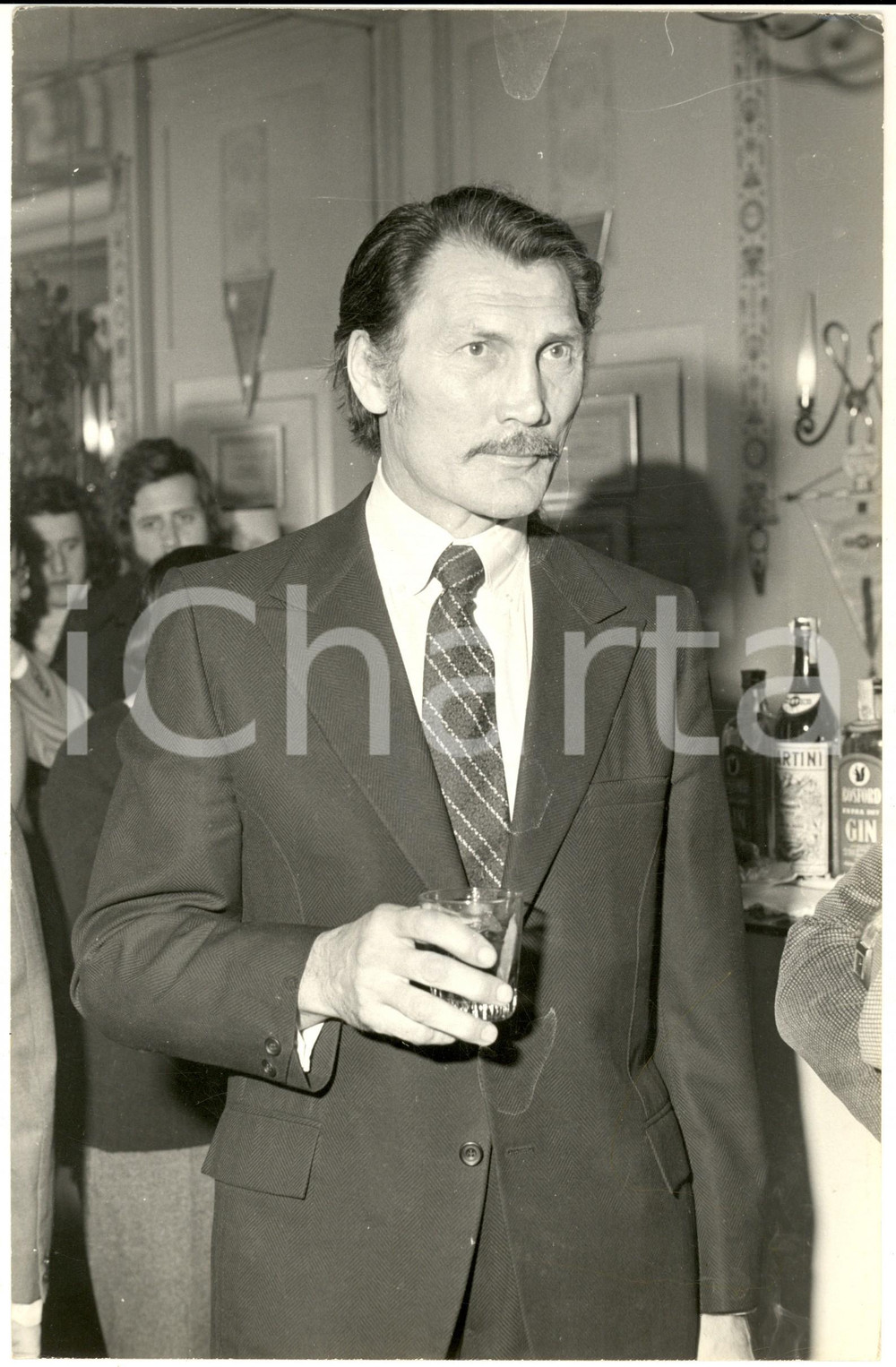 1972 MILANO Attore Jack PALANCE a un cocktail party - Fotografia 20x30 cm Fotografia di agenzia. CONDIZIONI: POOR (graffio superficiale evidente)FORMATO: 20x30 cm    originale e autentica 1