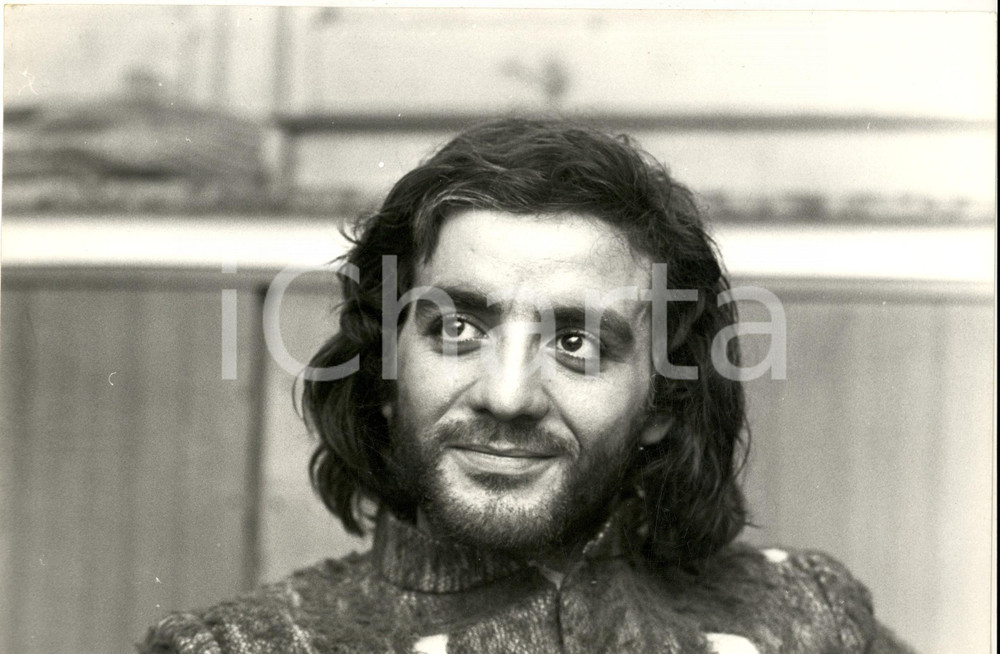 1975 CINEMA ITALIA Mino REITANO durante le riprese di "Povero Cristo" Foto 30x20 Fotografia di agenzia. CONDIZIONI: GFORMATO: 30x20 cm    originale e autentica 1