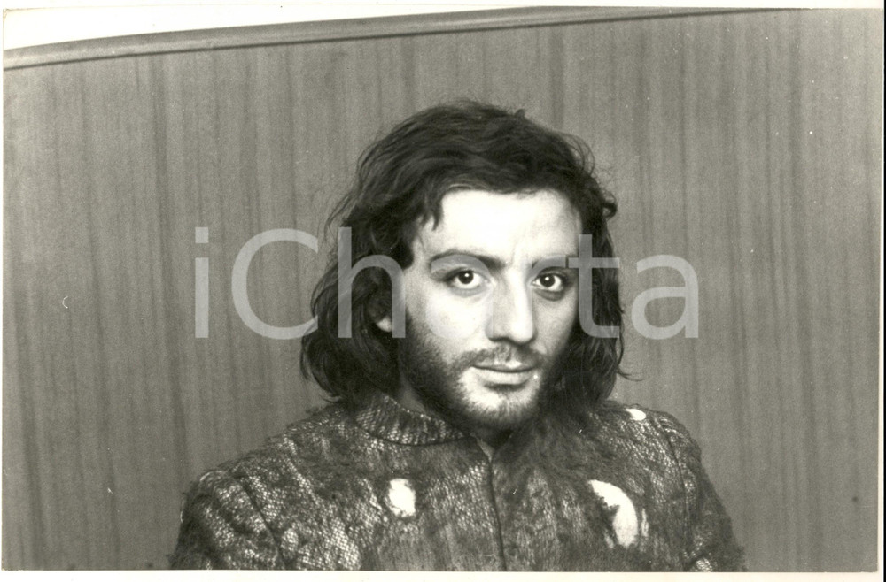 1975 CINEMA ITALIA Mino REITANO durante le riprese di "Povero Cristo" *Foto  Fotografia di agenzia. CONDIZIONI: fair (lievi macchie in trasparenza e piegature)FORMATO: 30x20 cm    originale e autentica 1