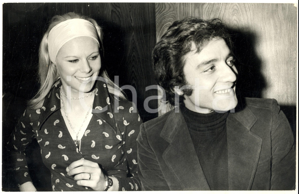 1970 ca COSTUME ITALIA Mino REITANO durante un evento - Foto 30x20 cm Fotografia di agenzia. CONDIZIONI: G FORMATO: 30x20 cm    originale e autentica 1