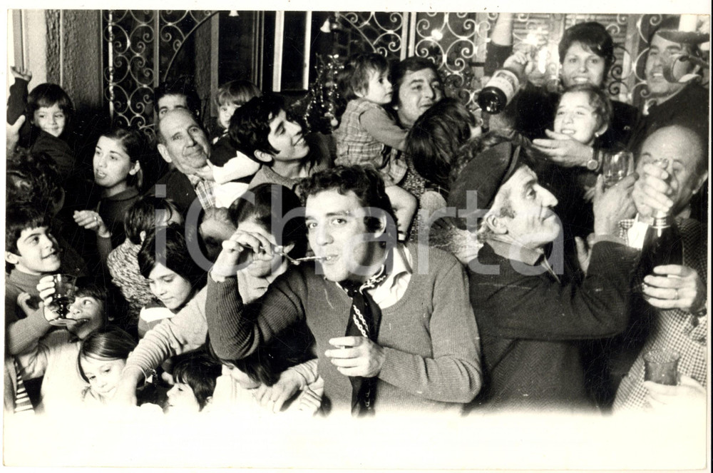 1975 MONZA Mino REITANO festeggia il compleanno con la famiglia *Foto 30x20 Fotografia di agenzia. CONDIZIONI: GFORMATO: 30x20 cm    originale e autentica 1