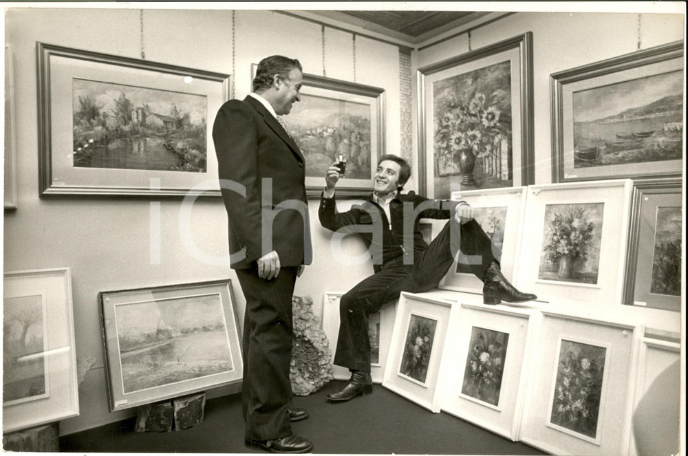 1970 ca COSTUME ITALIA Mino REITANO brinda in una galleria d'arte - Foto 30x20 Fotografia di agenzia. CONDIZIONI: GFORMATO: 30x20 cm    originale e autentica 1