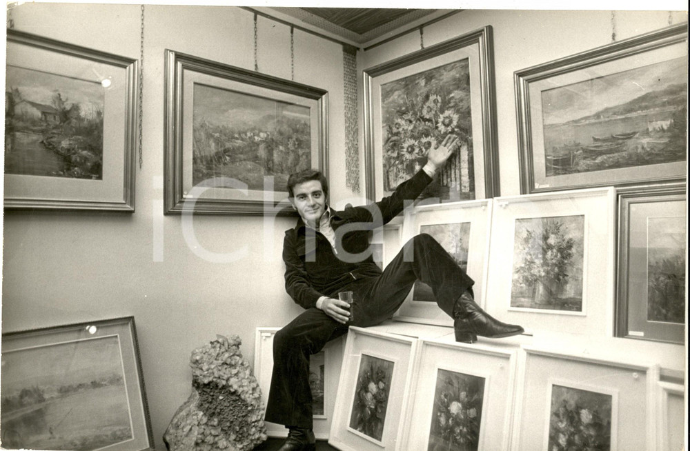 1970 ca COSTUME ITALIA Mino REITANO brinda in una galleria d'arte *Foto 30x20 cm Fotografia di agenzia. CONDIZIONI: GFORMATO: 30x20 cm    originale e autentica 1