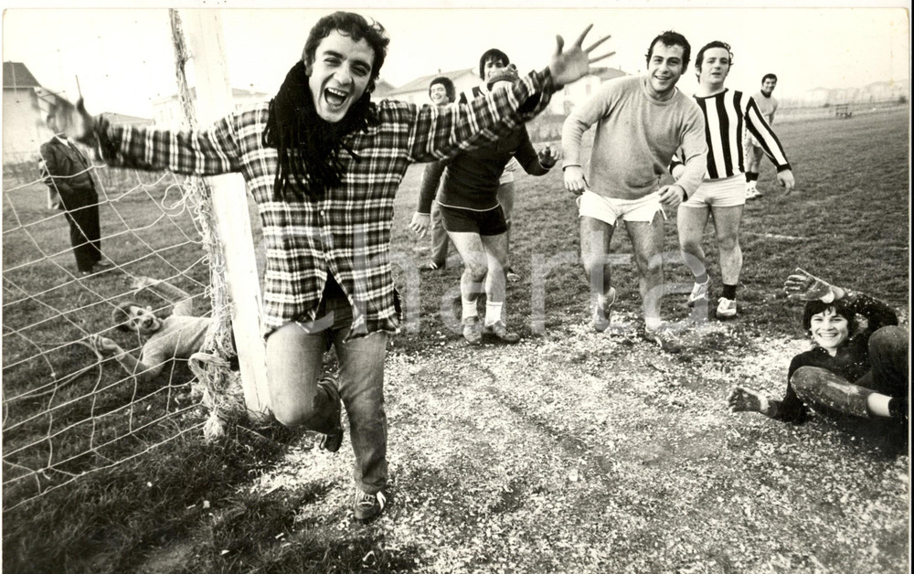 1970 ca COSTUME ITALIA Mino REITANO fa goal in una partita con gli amici *Foto Fotografia di agenzia. CONDIZIONI: G FORMATO: 30x20 cm    originale e autentica 1