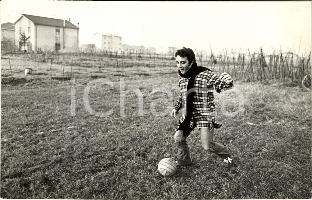 1970 ca COSTUME ITALIA Mino REITANO durante una partita a calcio - Foto 30x20  Fotografia di agenzia. CONDIZIONI: G FORMATO: 30x20 cm    originale e autentica 1