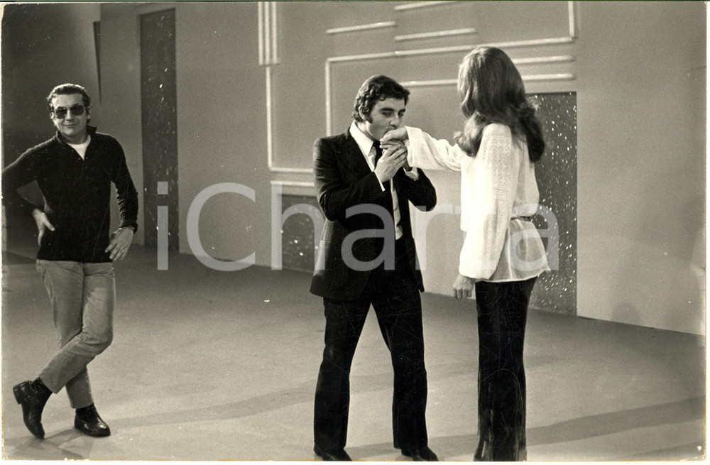 1972 TV ITALIA "Qua la mano, Mino" Mino REITANO riceve MILVA - Foto 30x20 cm Fotografia di agenzia. CONDIZIONI: GFORMATO: 30x20 cm    originale e autentica 1