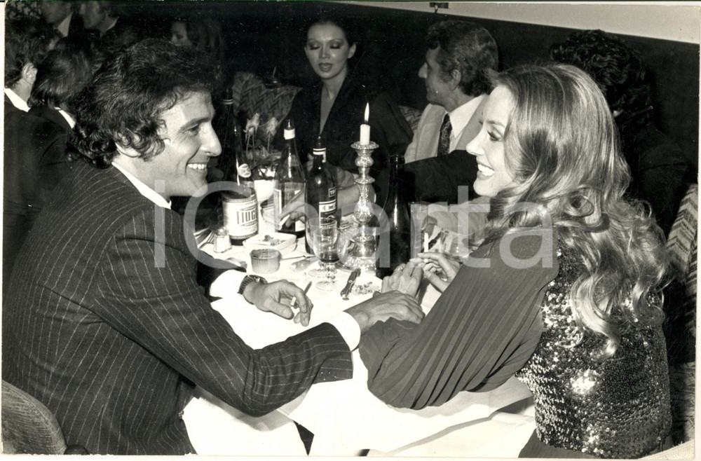 1975 ca GOSSIP ITALIA Barbara BOUCHET a tavola con Luigi BORGHESE *Foto 30x20 Fotografia di agenzia. CONDIZIONI: G FORMATO: 30x20 cm    originale e autentica 1