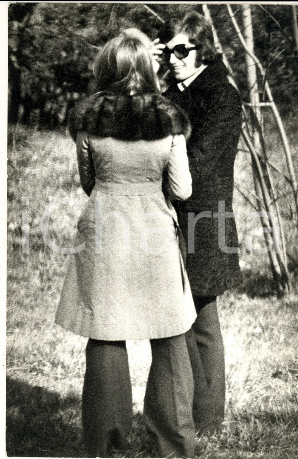 1970 ca GOSSIP ITALIA Barbara BOUCHET paparazzata con Paolo PAZZAGLIA (2) - Foto Fotografia di agenzia. CONDIZIONI: G FORMATO: 20x30 cm    originale e autentica 1