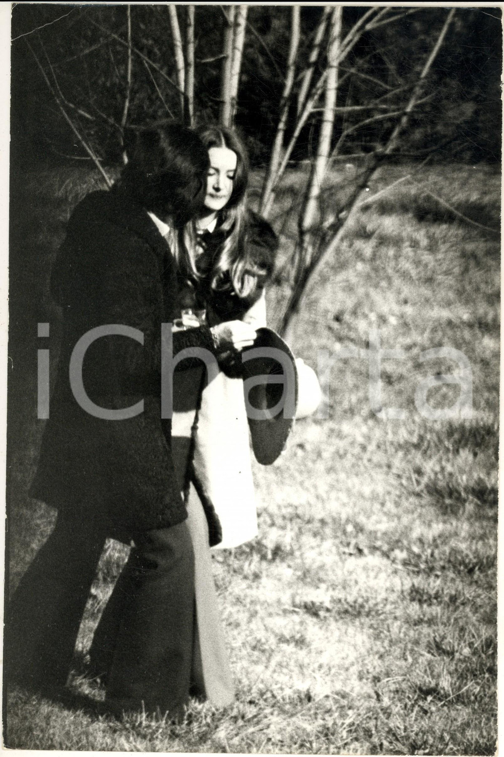1970 ca GOSSIP ITALIA Barbara BOUCHET paparazzata con Paolo PAZZAGLIA (3) - Foto Fotografia di agenzia. CONDIZIONI: G (ma lievi piegature angolari)FORMATO: 20x30 cm    originale e autentica 1