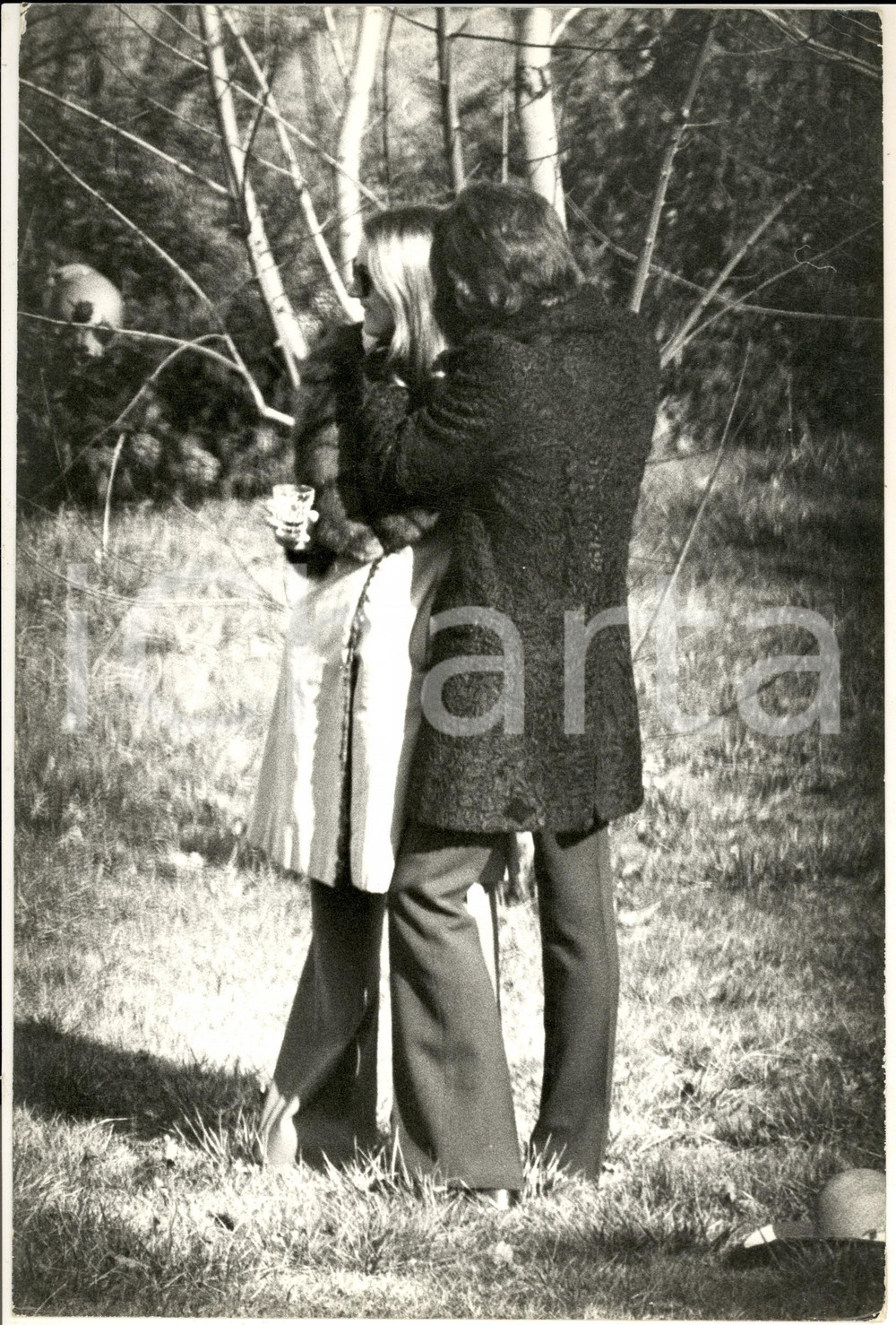 1970 ca GOSSIP ITALIA Barbara BOUCHET paparazzata con Paolo PAZZAGLIA (4) - Foto Fotografia di agenzia. CONDIZIONI: G (ma minime piegature angolari)FORMATO: 20x30 cm    originale e autentica 1